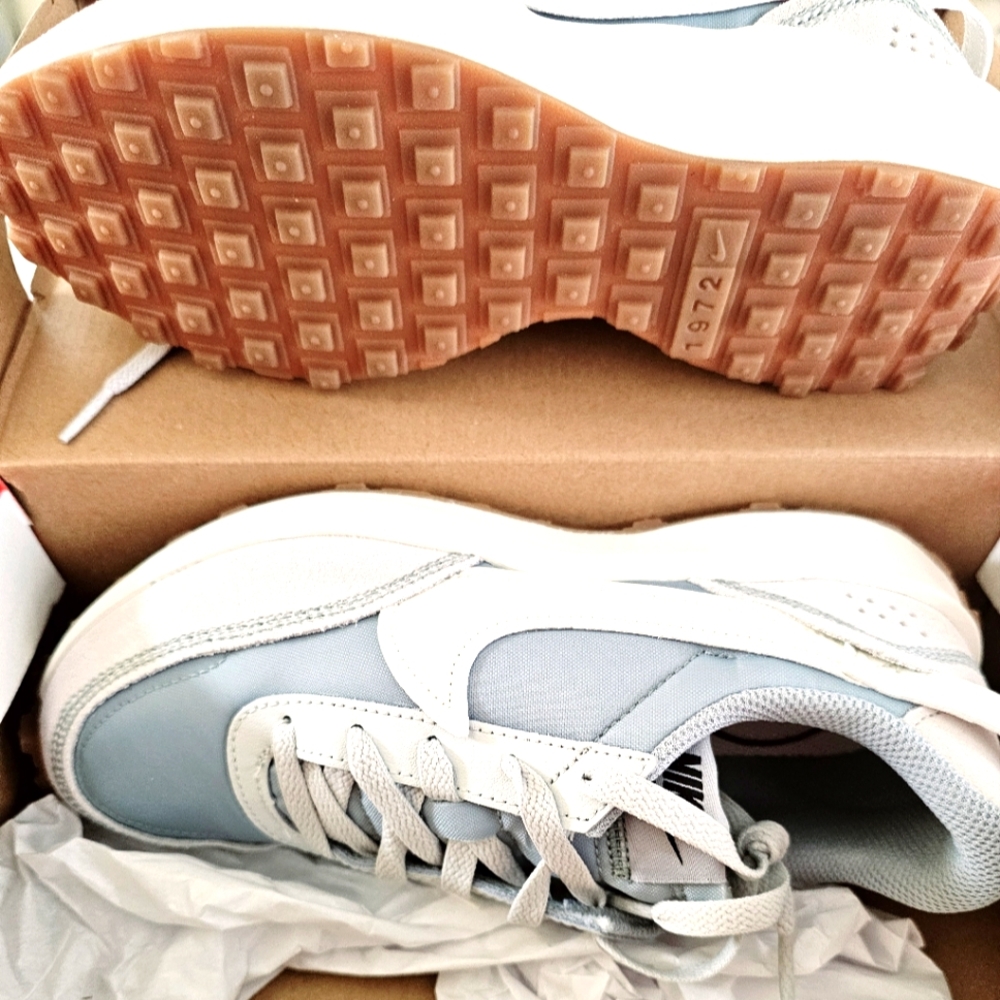 Nike womens waffle debut